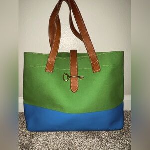 Fossil tote bag. It’s in really great shape with minimal scratch.